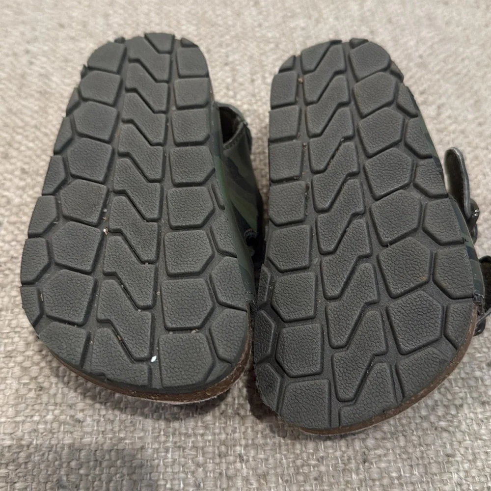 babyGap Baby Boy Green Camo Two Strap Velcro Walking Sandals Size 5 6